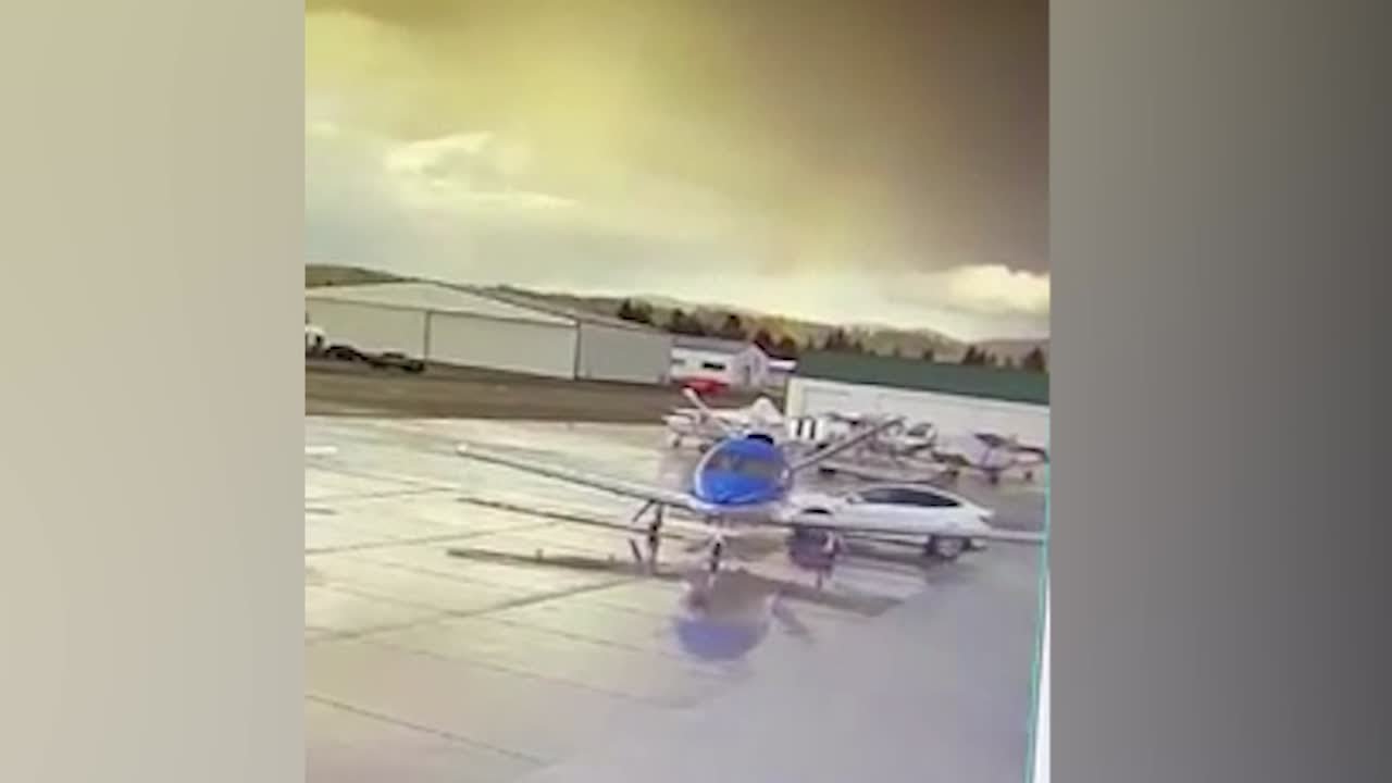 Un Tesla Model Y choca con un jet privado | El Motor