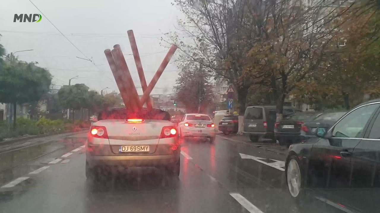 O Decapotabila Renault Megane 2 Transporta 5 Tevi PVC Pe Ploaie